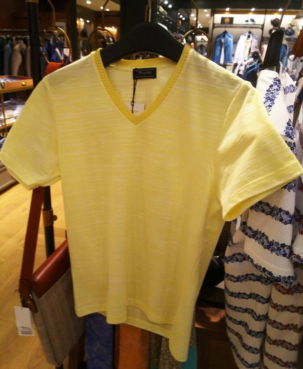 イエローのTシャツ