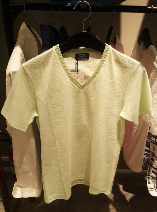 黄緑のTシャツ