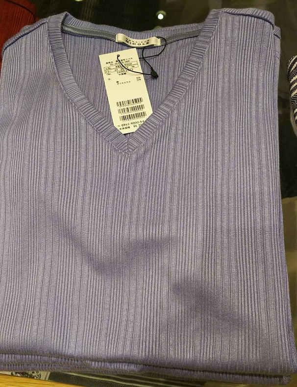 パープルのTシャツ