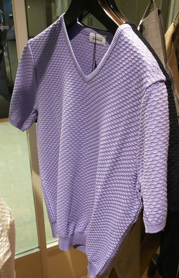 パープルのTシャツ1