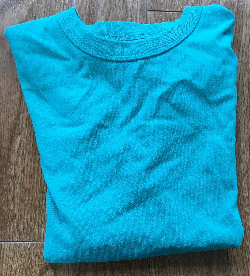 ターコイズブルーのTシャツ