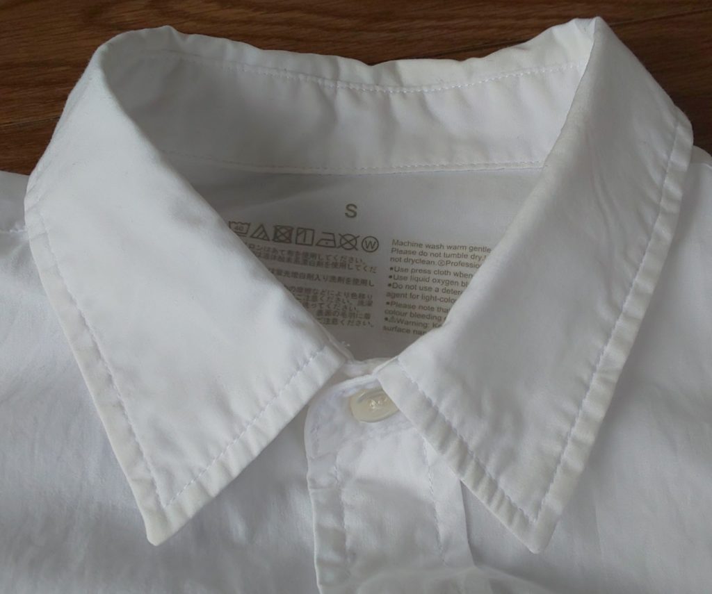 レギュラーカラーの白シャツ