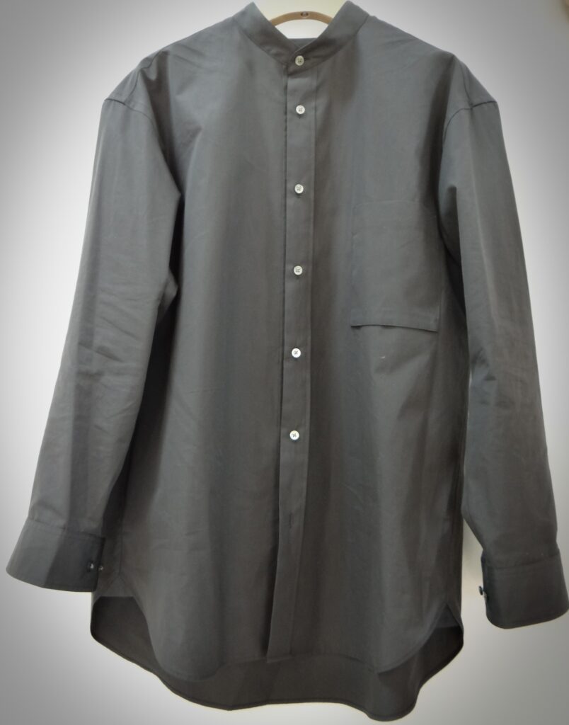 ユニクロ＋J スーピマコットンオーバーサイズスタンドカラーシャツ（長袖）ダークグレー 3,990円