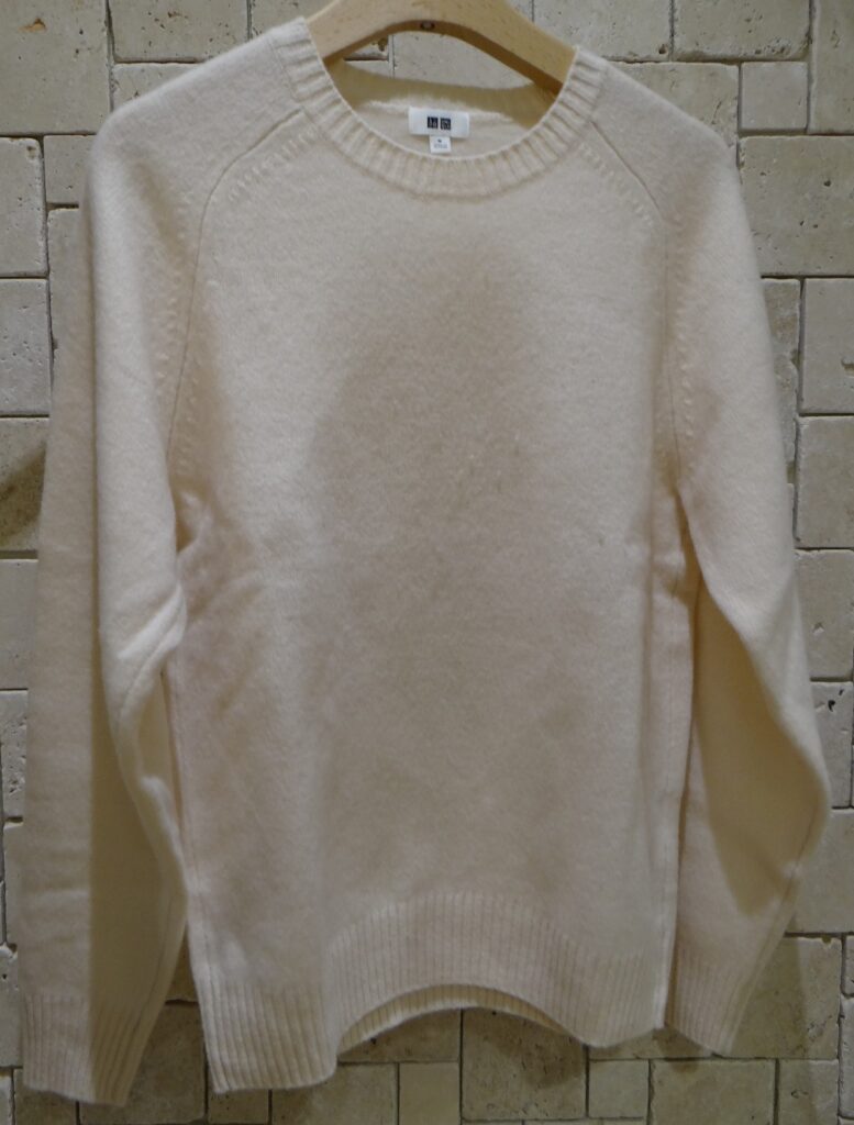 ユニクロ 3Dスフレ クルーネックセーター（長袖）2,990円