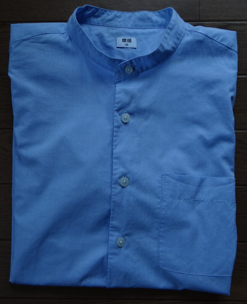 ユニクロ エクストラファインコットンブロードスタンドカラーシャツ（長袖）BLUE (ボタン変更前）