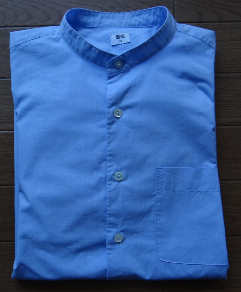 ユニクロ エクストラファインコットンブロードスタンドカラーシャツ（長袖）BLUE(大ボタンを貝ボタンに変更後）