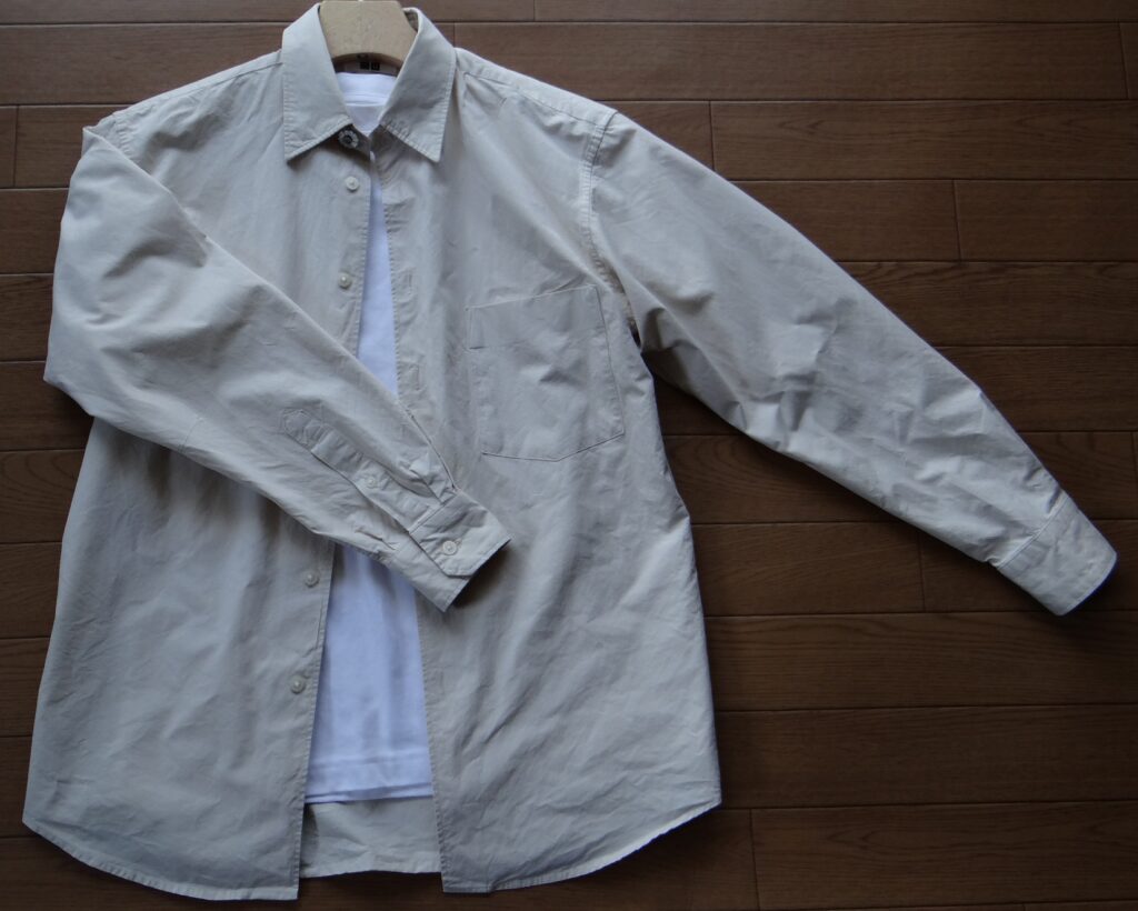 ユニクロU ブロード レギュラーカラーシャツ（長袖）OFF WHITE ＋ 白蝶貝Hugrace