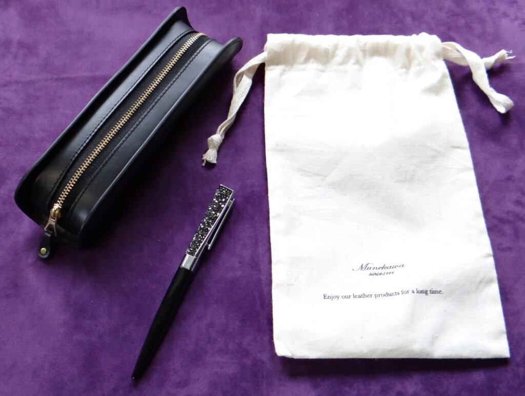 Munekawa 本革ファスナーペンケース “U-shape” Pen case ブラック＆スワロフスキー ボールペン